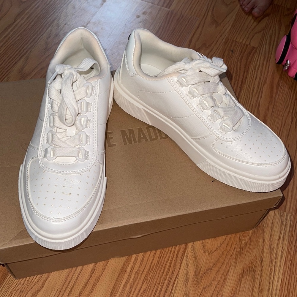 Beautiful brand new Steve Madden sneakers sz 6